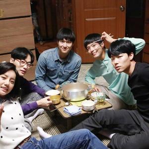 男生隔着内裤把鸡鸡撑大
