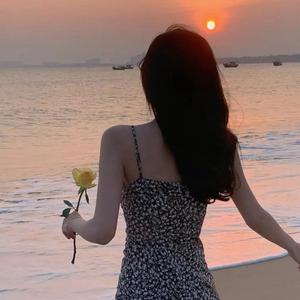 男生隔着内裤把鸡鸡撑大
