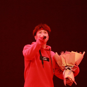 男生隔着内裤把鸡鸡撑大
