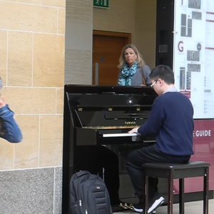 男生隔着内裤把鸡鸡撑大
